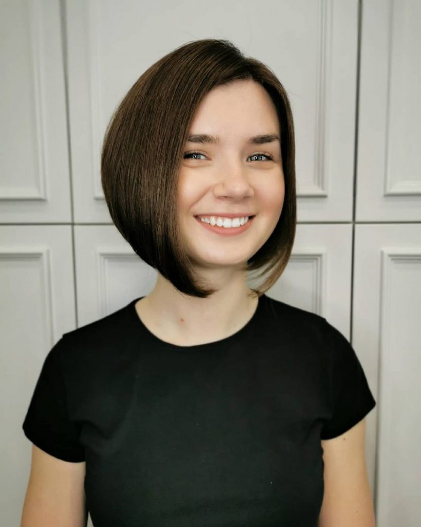 Модные стрижки 2021 женские на средние волосы для круглого лица фото